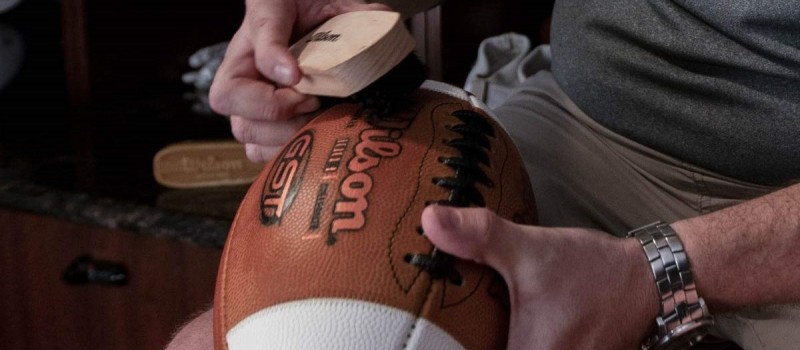 Wie bereitet man einen American Football vor? Die Wichtigkeit eines Wilson Game Ball Prep Kit